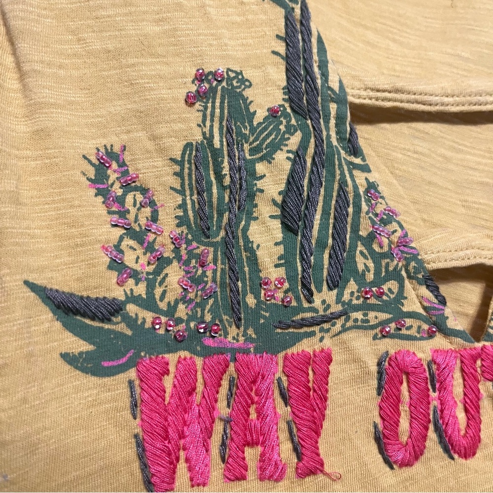 Double D Ranch Way Out West Top V-Neck Yellow Cactus Design Western Medium - Picture 8 of 9